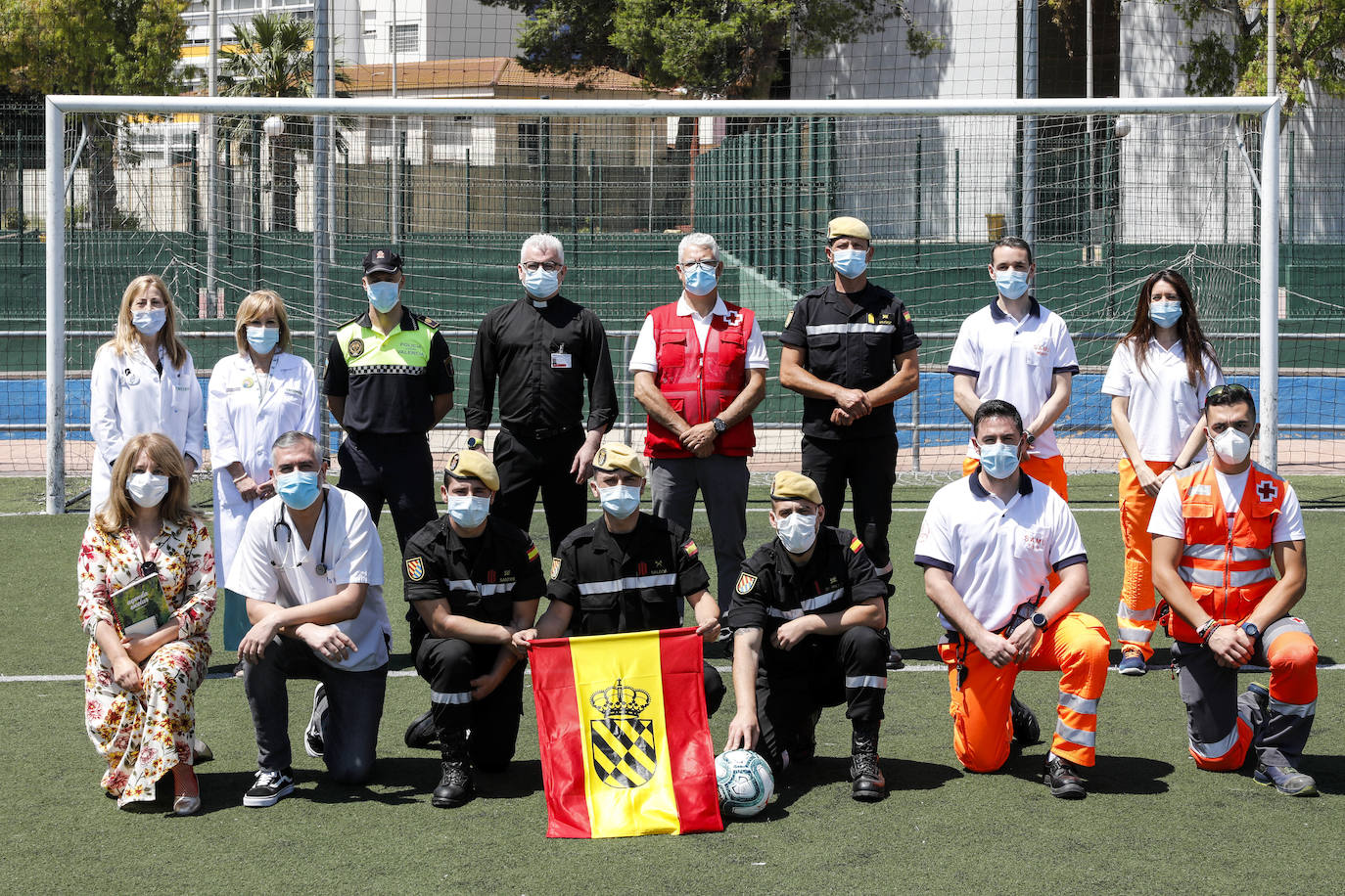 Con motivo del regreso del fútbol, LAS PROVINCIAS ha querido formar su propio once de trabajadores, un equipo de lo más especial integrado por los héroes de la pandemia. Este equipo se ha enfrentado cuerpo a cuerpo con el enemigo silencioso que ha sido y, continúa siendo, el coronavirus. La alineación está formada por miembros de la UME (Unidad Militar de Emergencias), docentes, voluntarios y sanitarios. Algunos de ellos consideran que la vuelta de la Liga es un bálsamo, otros habrían preferido esperar a septiembre y temen rebrotes si hay público en los estadios. 