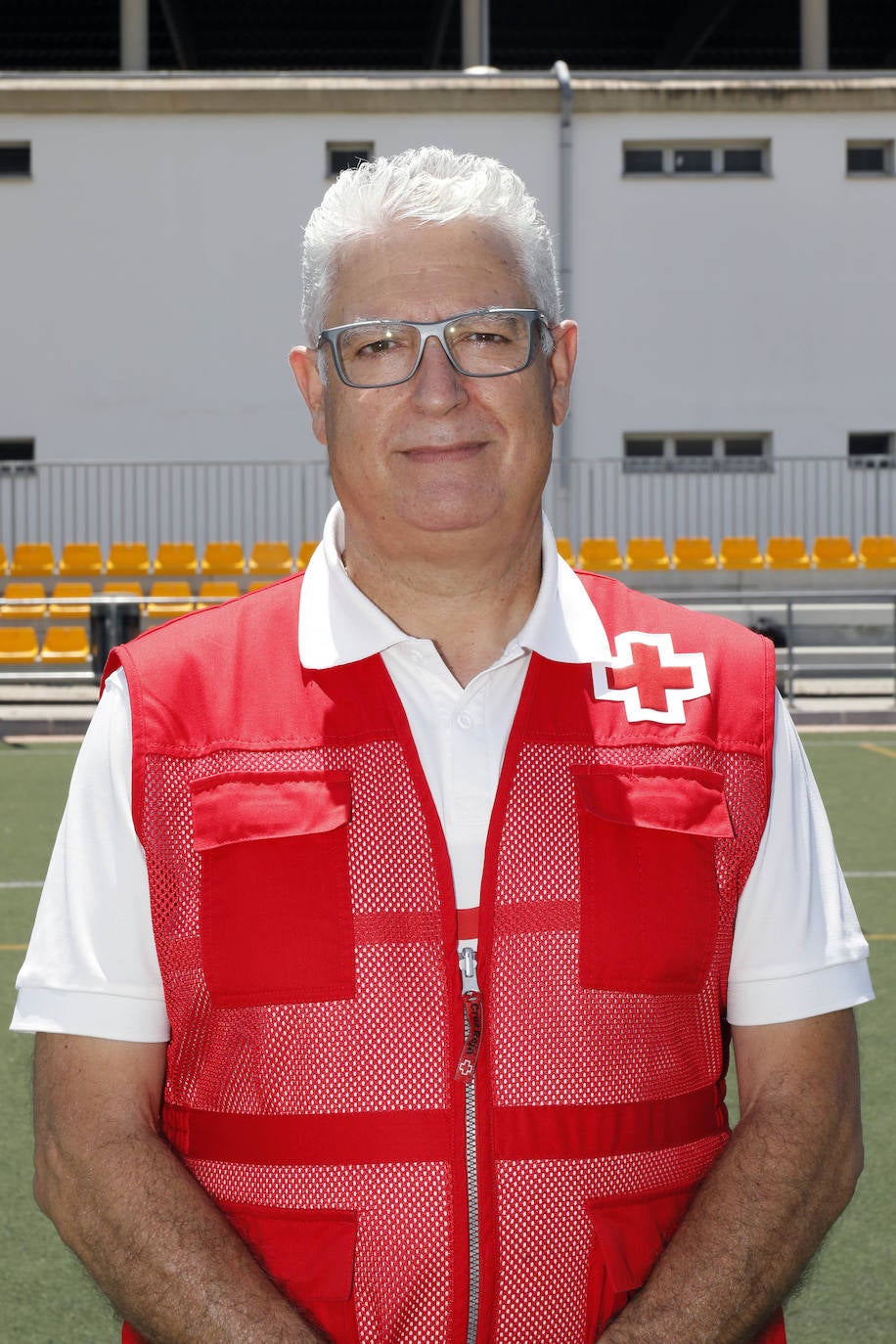 Con motivo del regreso del fútbol, LAS PROVINCIAS ha querido formar su propio once de trabajadores, un equipo de lo más especial integrado por los héroes de la pandemia. Este equipo se ha enfrentado cuerpo a cuerpo con el enemigo silencioso que ha sido y, continúa siendo, el coronavirus. La alineación está formada por miembros de la UME (Unidad Militar de Emergencias), docentes, voluntarios y sanitarios. Algunos de ellos consideran que la vuelta de la Liga es un bálsamo, otros habrían preferido esperar a septiembre y temen rebrotes si hay público en los estadios. 