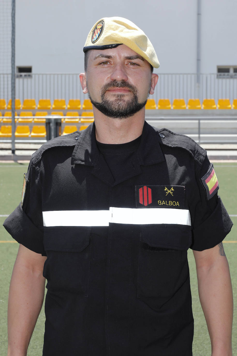 Con motivo del regreso del fútbol, LAS PROVINCIAS ha querido formar su propio once de trabajadores, un equipo de lo más especial integrado por los héroes de la pandemia. Este equipo se ha enfrentado cuerpo a cuerpo con el enemigo silencioso que ha sido y, continúa siendo, el coronavirus. La alineación está formada por miembros de la UME (Unidad Militar de Emergencias), docentes, voluntarios y sanitarios. Algunos de ellos consideran que la vuelta de la Liga es un bálsamo, otros habrían preferido esperar a septiembre y temen rebrotes si hay público en los estadios. 