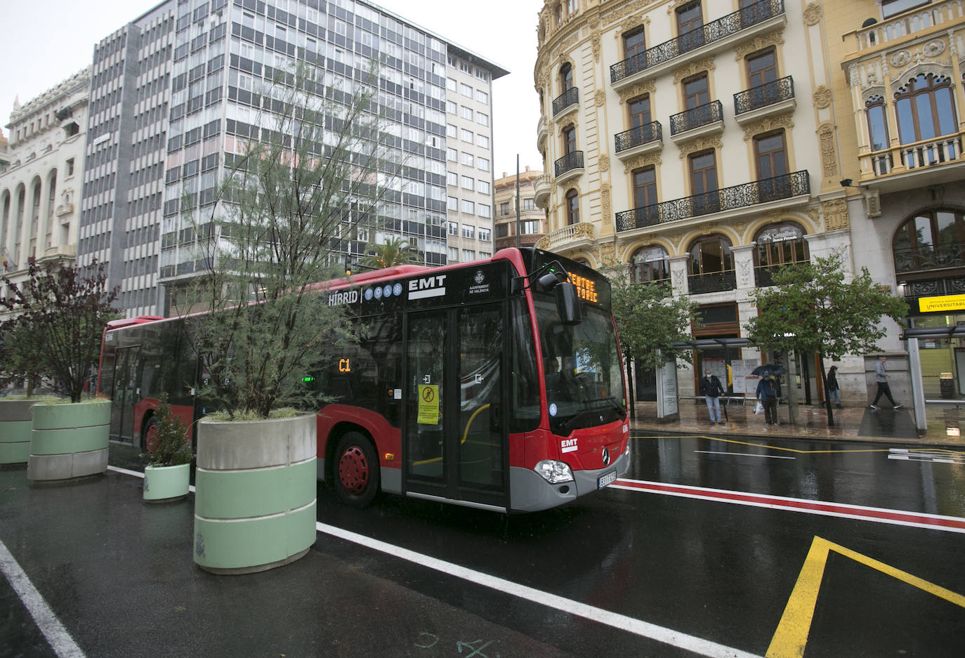 Un autobús circula por la plaza del Ayuntamiento el pasado lunes. 