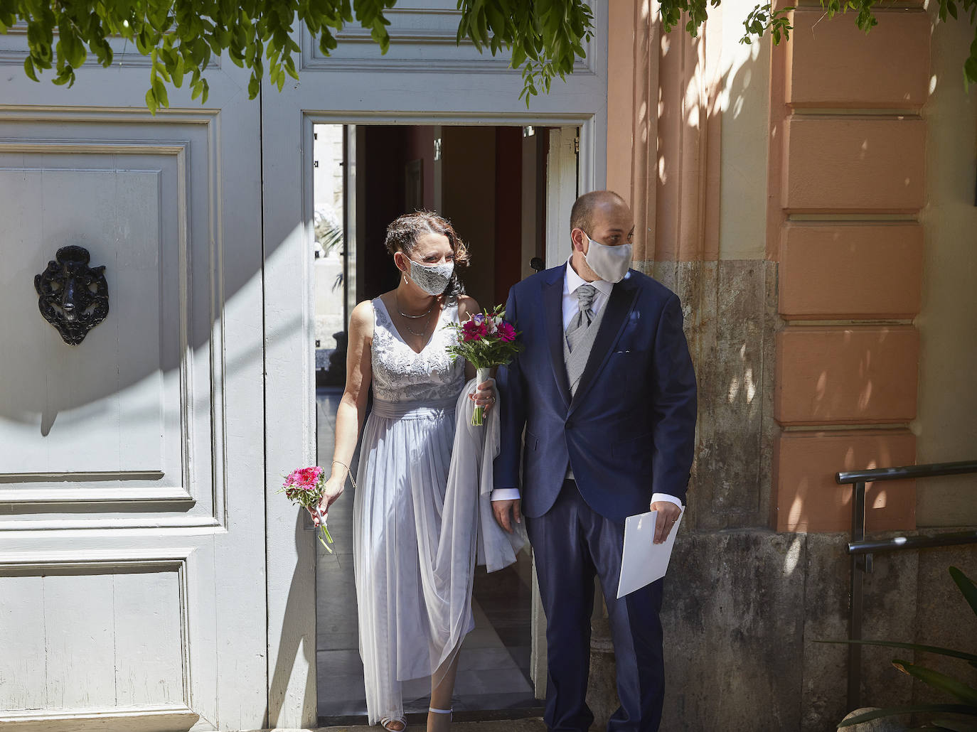 El Covid-19 y las restricciones sociales no han vencido al amor. El Palacete de Monforte reabrió el viernes sus puertas para albergar de nuevo la celebración de bodas civiles. Los primeros novios confiesan que no se imaginaban darse el beso del 'sí quiero' con mascarilla y posponen el banquete y el viaje. 