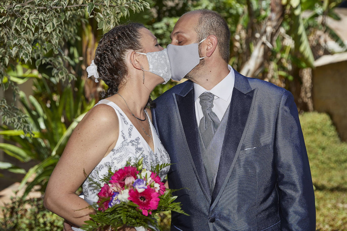 El Covid-19 y las restricciones sociales no han vencido al amor. El Palacete de Monforte reabrió el viernes sus puertas para albergar de nuevo la celebración de bodas civiles. Los primeros novios confiesan que no se imaginaban darse el beso del 'sí quiero' con mascarilla y posponen el banquete y el viaje. 