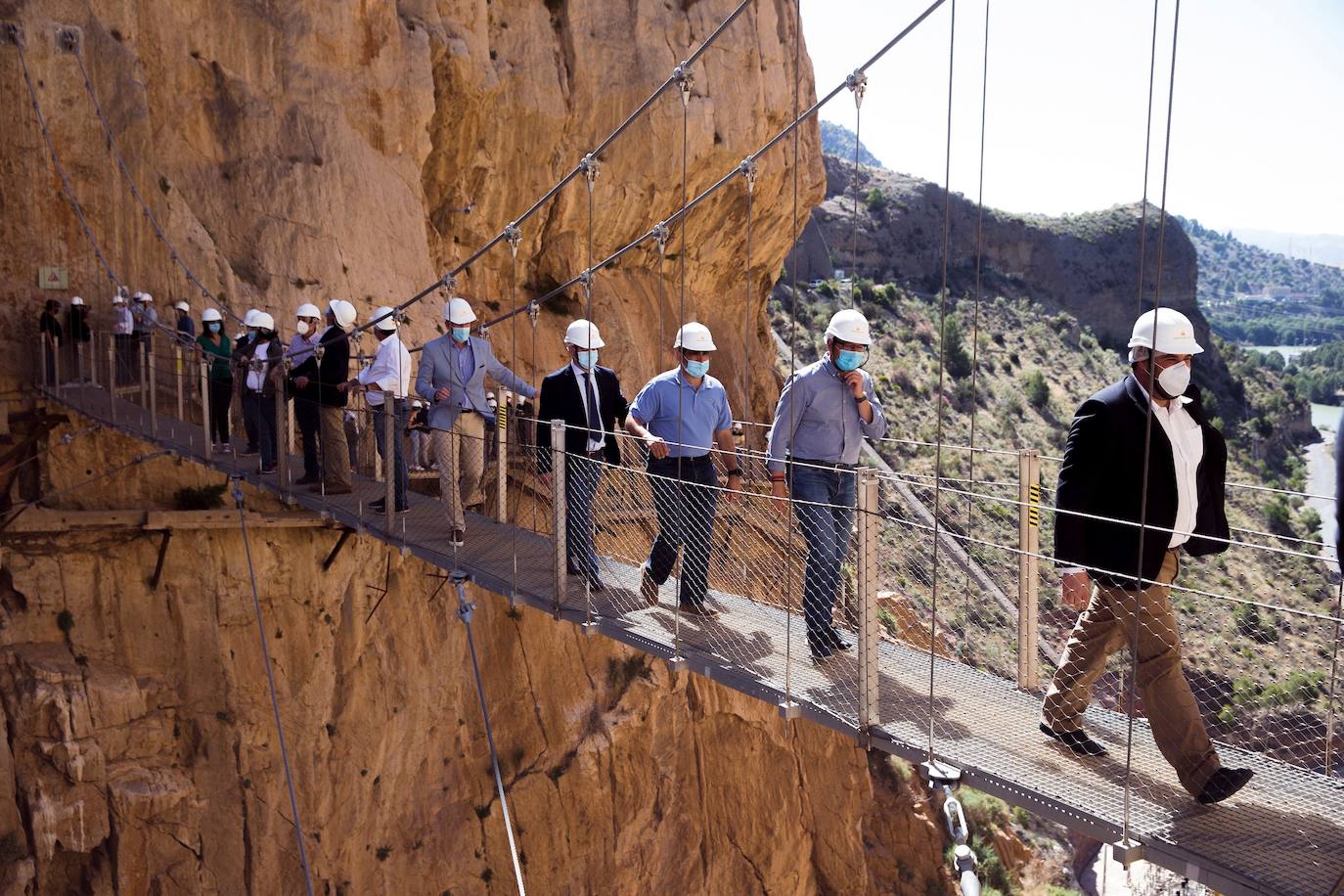 El Caminito del Rey, un sendero con una pasarela colgante de casi tres kilómetros que alcanza 105 metros de altura en el Desfiladero de los Gaitanes (Málaga) ha vuelto a abrir este viernes con 8.000 entradas vendidas, aunque solo podrá acoger a la mitad de su aforo habitual -550 personas diarias- por la crisis sanitaria del COVID-19. El Caminito del Rey fue incluido en el top five de destinos «apasionantes» por la prestigiosa guía Lonely Planet. El periódico The Guardian lo definió como «un entorno que le dejará sin respiración». 