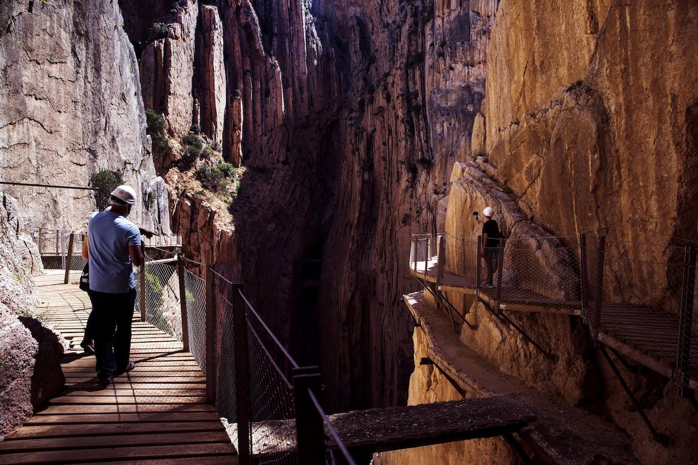 El Caminito del Rey, un sendero con una pasarela colgante de casi tres kilómetros que alcanza 105 metros de altura en el Desfiladero de los Gaitanes (Málaga) ha vuelto a abrir este viernes con 8.000 entradas vendidas, aunque solo podrá acoger a la mitad de su aforo habitual -550 personas diarias- por la crisis sanitaria del COVID-19. El Caminito del Rey fue incluido en el top five de destinos «apasionantes» por la prestigiosa guía Lonely Planet. El periódico The Guardian lo definió como «un entorno que le dejará sin respiración». 