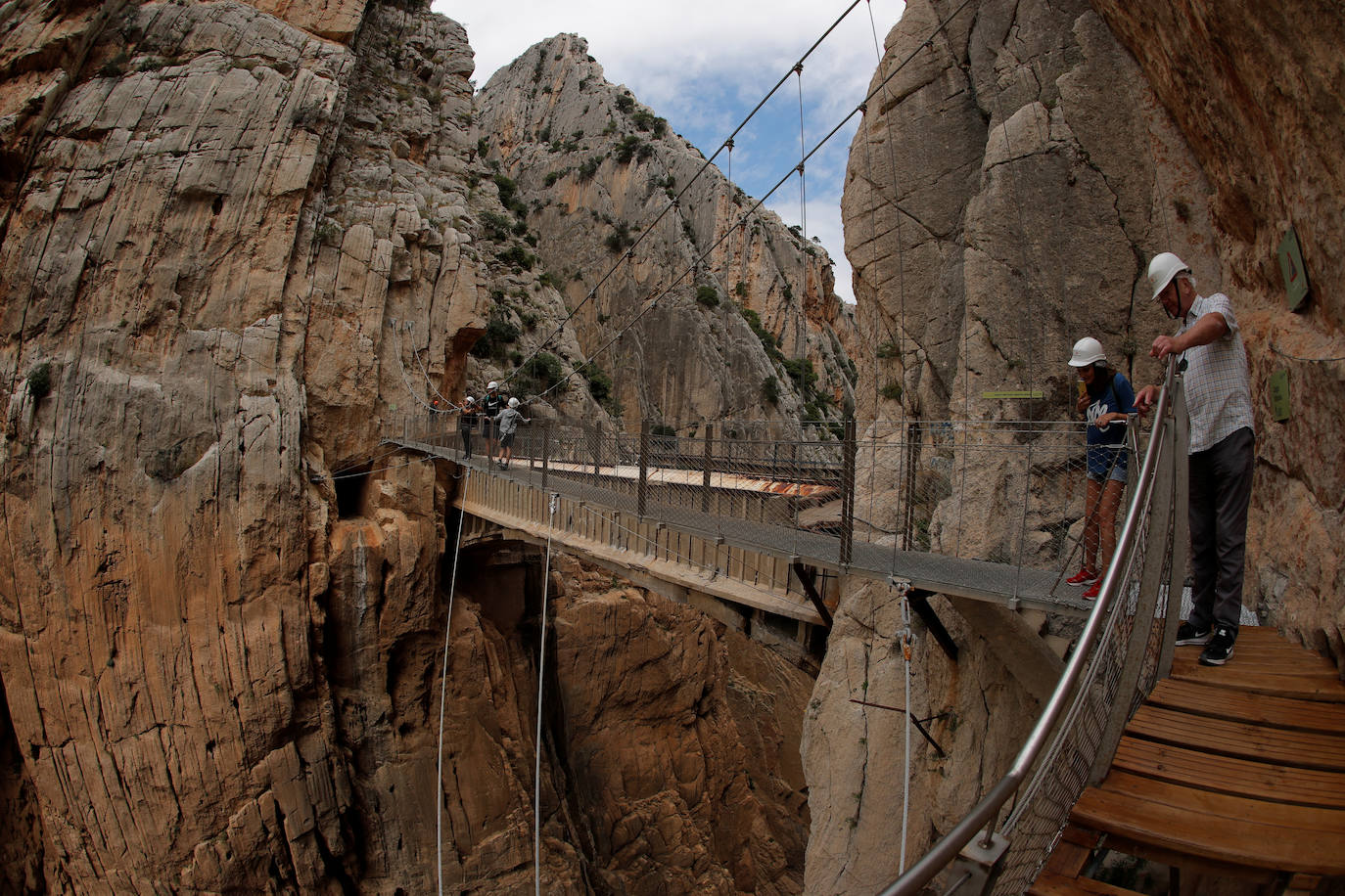 El Caminito del Rey, un sendero con una pasarela colgante de casi tres kilómetros que alcanza 105 metros de altura en el Desfiladero de los Gaitanes (Málaga) ha vuelto a abrir este viernes con 8.000 entradas vendidas, aunque solo podrá acoger a la mitad de su aforo habitual -550 personas diarias- por la crisis sanitaria del COVID-19. El Caminito del Rey fue incluido en el top five de destinos «apasionantes» por la prestigiosa guía Lonely Planet. El periódico The Guardian lo definió como «un entorno que le dejará sin respiración». 