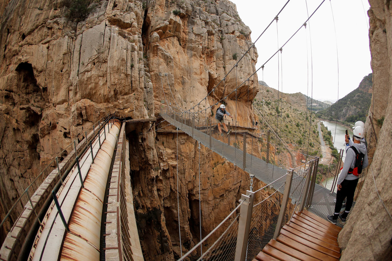 El Caminito del Rey, un sendero con una pasarela colgante de casi tres kilómetros que alcanza 105 metros de altura en el Desfiladero de los Gaitanes (Málaga) ha vuelto a abrir este viernes con 8.000 entradas vendidas, aunque solo podrá acoger a la mitad de su aforo habitual -550 personas diarias- por la crisis sanitaria del COVID-19. El Caminito del Rey fue incluido en el top five de destinos «apasionantes» por la prestigiosa guía Lonely Planet. El periódico The Guardian lo definió como «un entorno que le dejará sin respiración». 