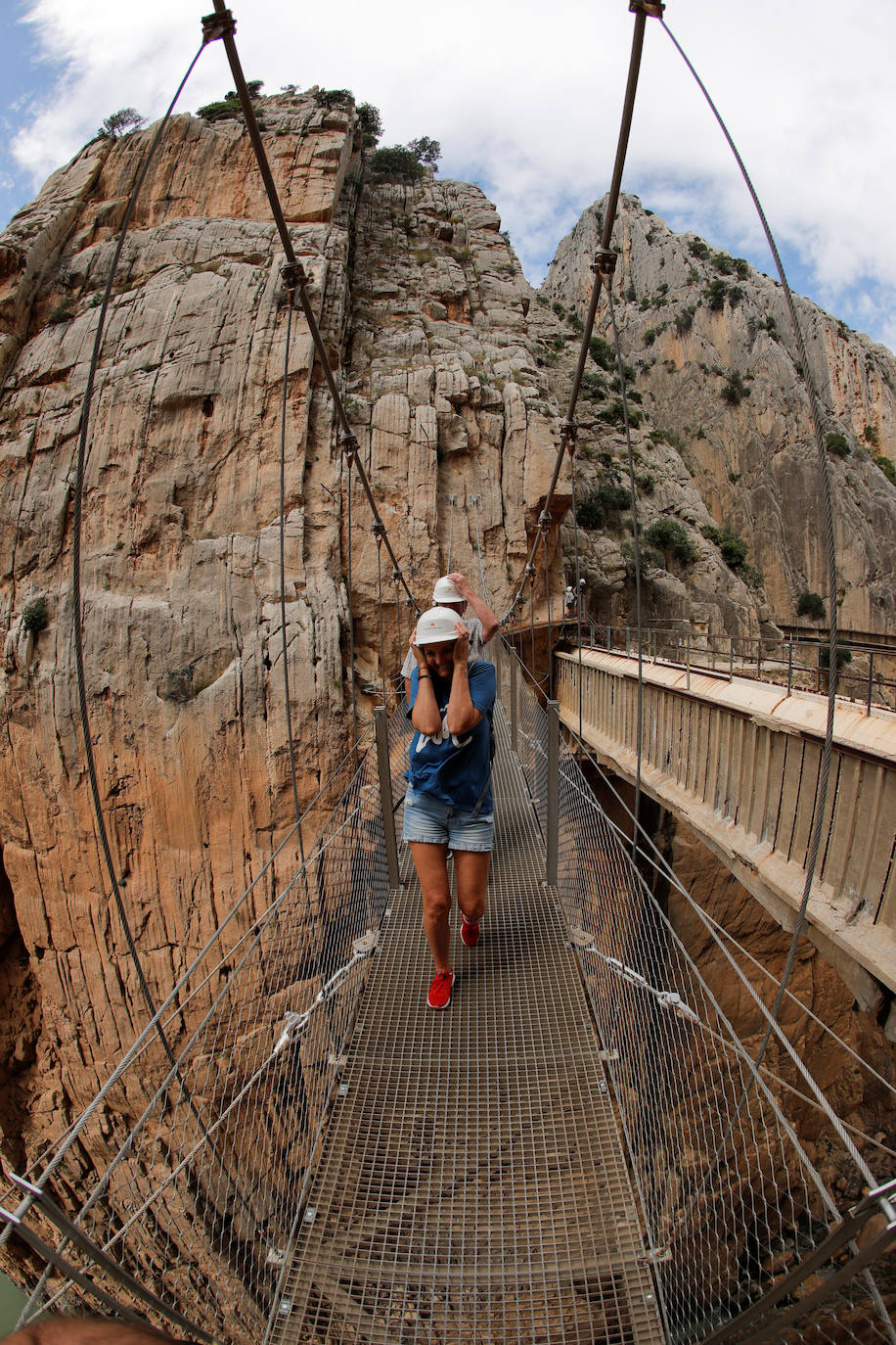 El Caminito del Rey, un sendero con una pasarela colgante de casi tres kilómetros que alcanza 105 metros de altura en el Desfiladero de los Gaitanes (Málaga) ha vuelto a abrir este viernes con 8.000 entradas vendidas, aunque solo podrá acoger a la mitad de su aforo habitual -550 personas diarias- por la crisis sanitaria del COVID-19. El Caminito del Rey fue incluido en el top five de destinos «apasionantes» por la prestigiosa guía Lonely Planet. El periódico The Guardian lo definió como «un entorno que le dejará sin respiración». 