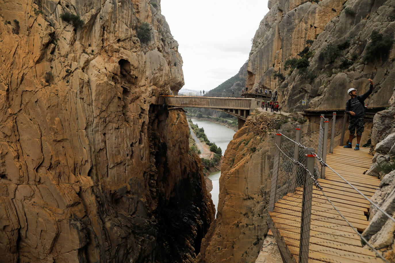 El Caminito del Rey, un sendero con una pasarela colgante de casi tres kilómetros que alcanza 105 metros de altura en el Desfiladero de los Gaitanes (Málaga) ha vuelto a abrir este viernes con 8.000 entradas vendidas, aunque solo podrá acoger a la mitad de su aforo habitual -550 personas diarias- por la crisis sanitaria del COVID-19. El Caminito del Rey fue incluido en el top five de destinos «apasionantes» por la prestigiosa guía Lonely Planet. El periódico The Guardian lo definió como «un entorno que le dejará sin respiración». 