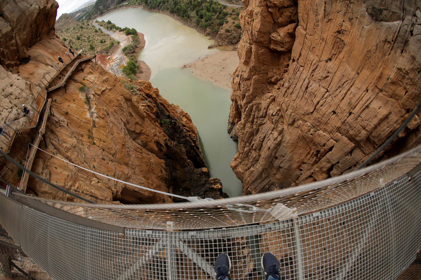 El Caminito del Rey, un sendero con una pasarela colgante de casi tres kilómetros que alcanza 105 metros de altura en el Desfiladero de los Gaitanes (Málaga) ha vuelto a abrir este viernes con 8.000 entradas vendidas, aunque solo podrá acoger a la mitad de su aforo habitual -550 personas diarias- por la crisis sanitaria del COVID-19. El Caminito del Rey fue incluido en el top five de destinos «apasionantes» por la prestigiosa guía Lonely Planet. El periódico The Guardian lo definió como «un entorno que le dejará sin respiración». 