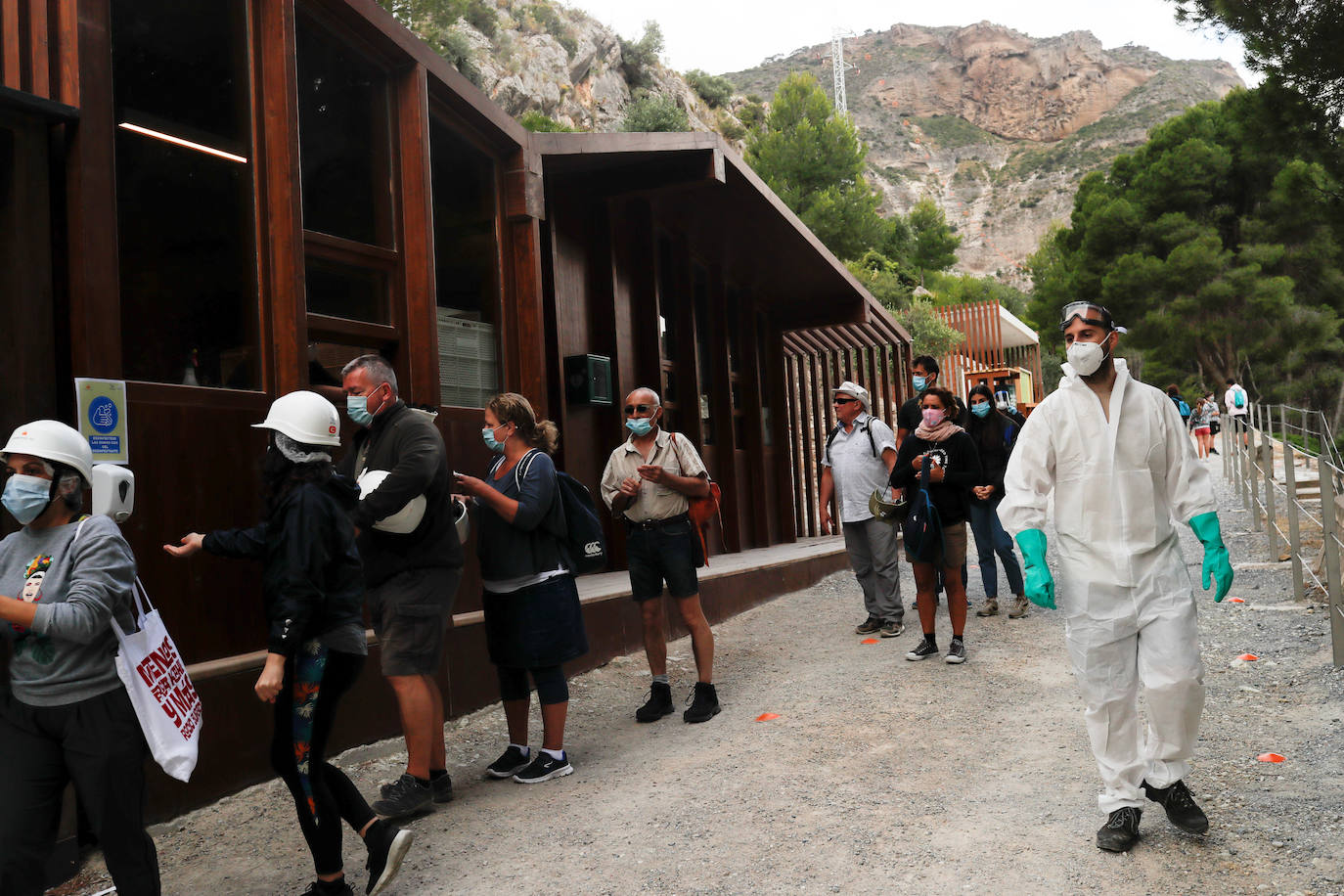 El Caminito del Rey, un sendero con una pasarela colgante de casi tres kilómetros que alcanza 105 metros de altura en el Desfiladero de los Gaitanes (Málaga) ha vuelto a abrir este viernes con 8.000 entradas vendidas, aunque solo podrá acoger a la mitad de su aforo habitual -550 personas diarias- por la crisis sanitaria del COVID-19. El Caminito del Rey fue incluido en el top five de destinos «apasionantes» por la prestigiosa guía Lonely Planet. El periódico The Guardian lo definió como «un entorno que le dejará sin respiración». 