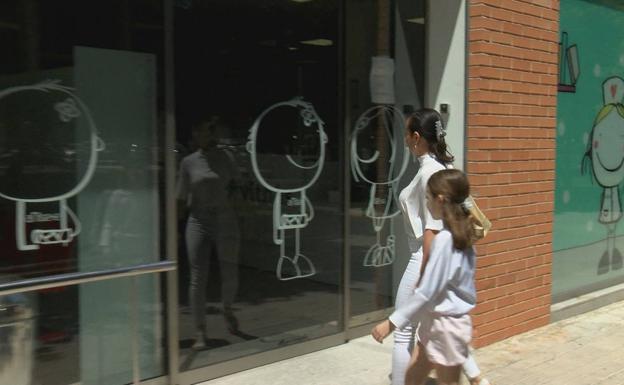 El hecho de que la Consulta de Pediatría de Vithas Valencia 9 de Octubre esté ubicada frente a un parque permite que los niños y sus acompañantes puedan esperar en el exterior, evitando la proximidad de salas de espera