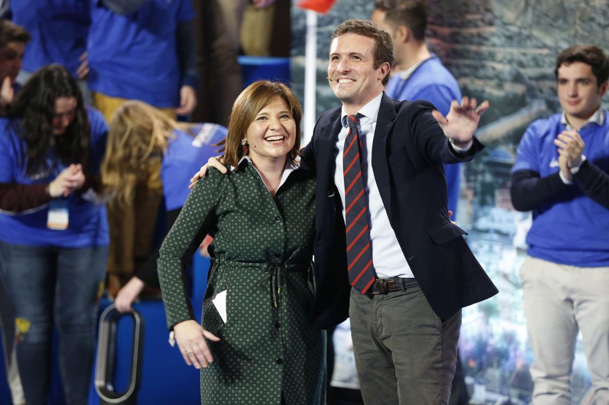 La presidenta del PPCV, Isabel Bonig, junto al presidente del PP, Pablo Casado. jesús signes