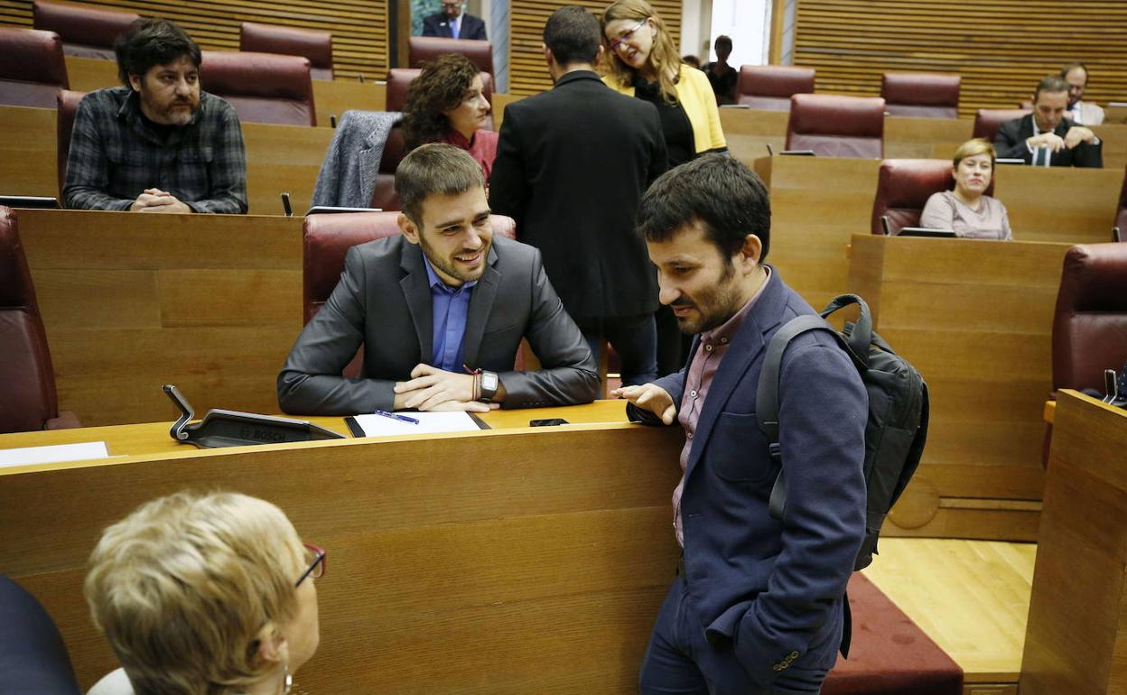 El conseller de Educación, Vicent Marzà, junto a otros diputados en Les Corts. 