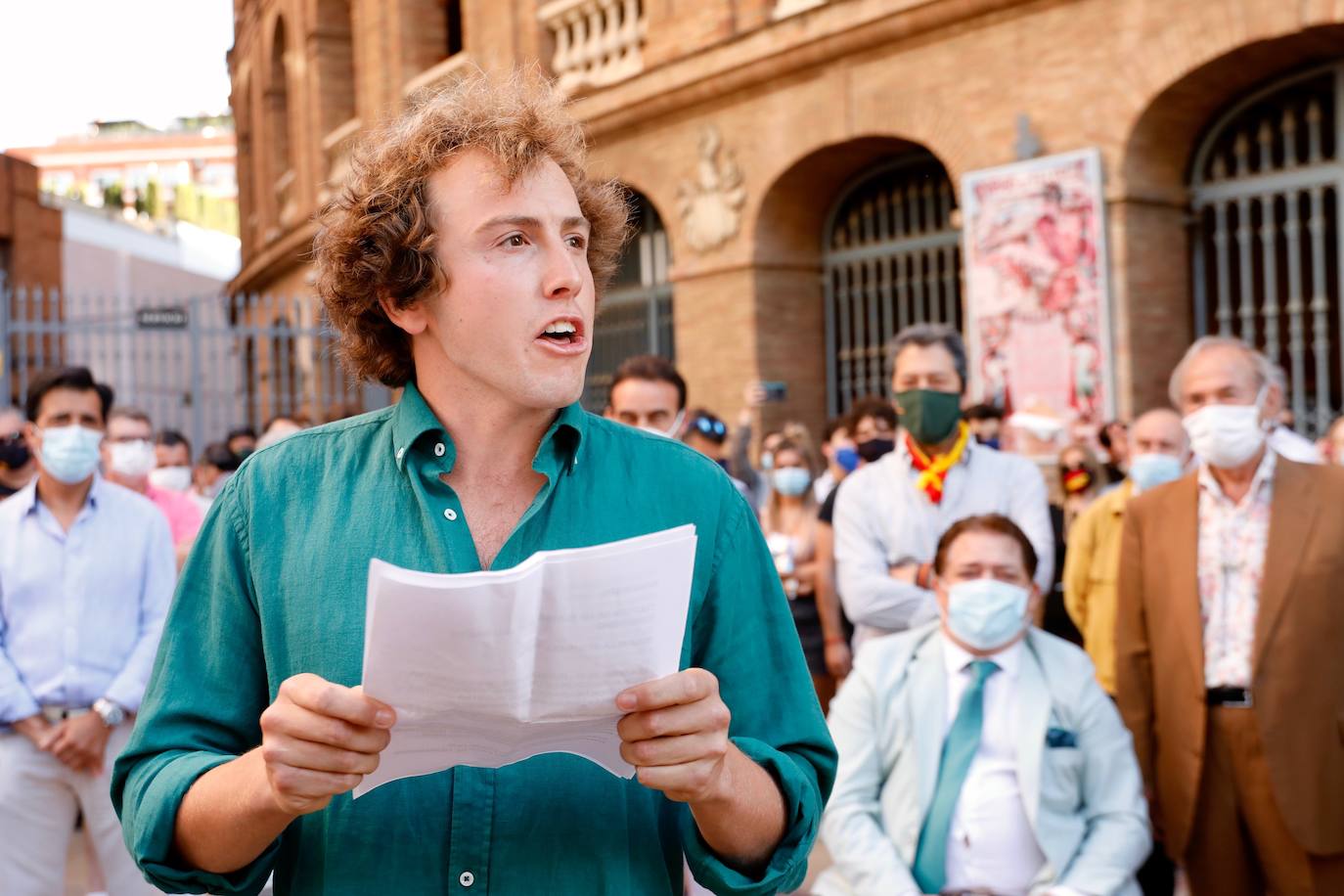 Varios centenares de personas se han concentrado esta tarde frente a la plaza de Toros, arropadas por toreros como Enrique Ponce, Vicente Barrera, El Soro, Román y Jesús Duque