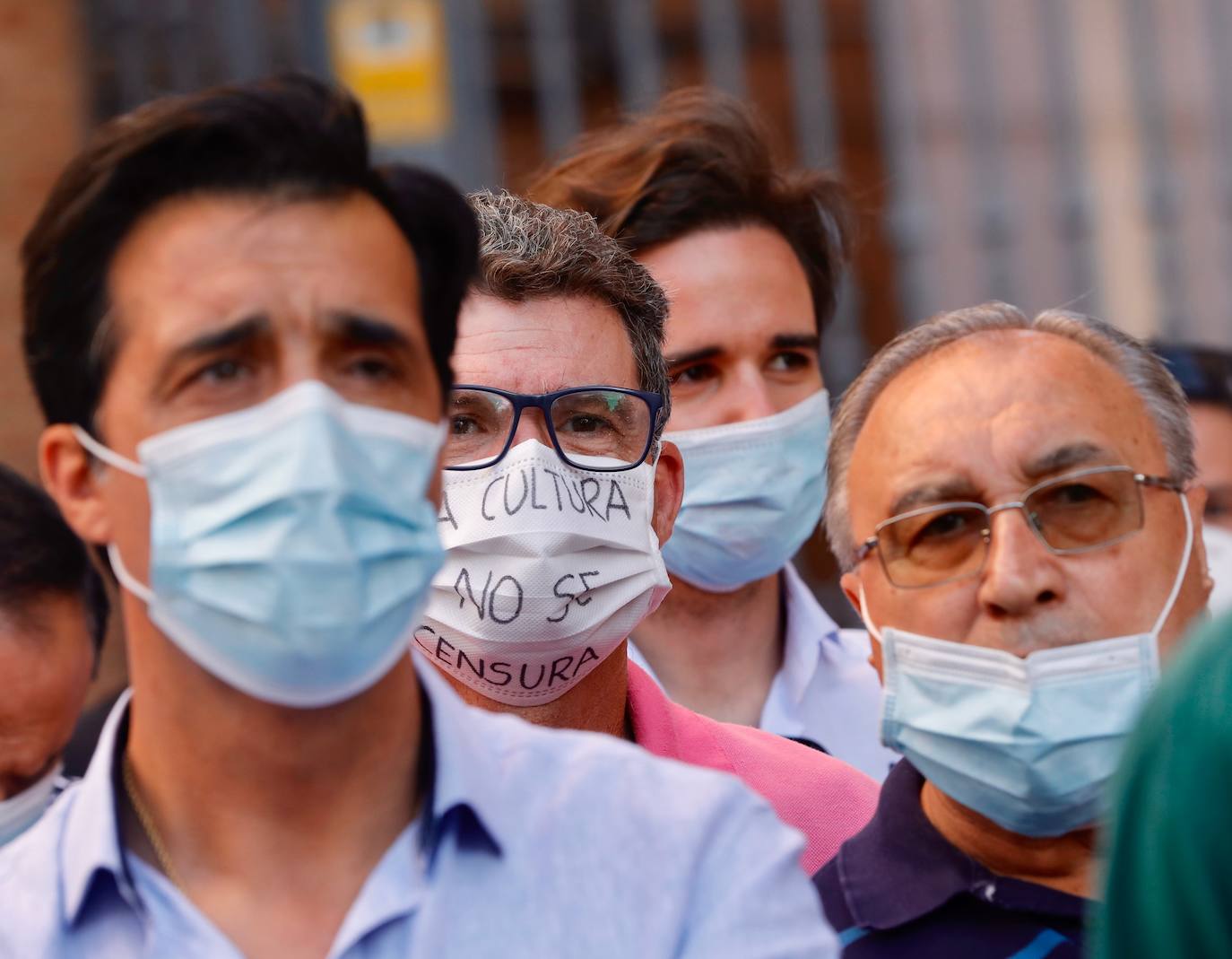 Varios centenares de personas se han concentrado esta tarde frente a la plaza de Toros, arropadas por toreros como Enrique Ponce, Vicente Barrera, El Soro, Román y Jesús Duque