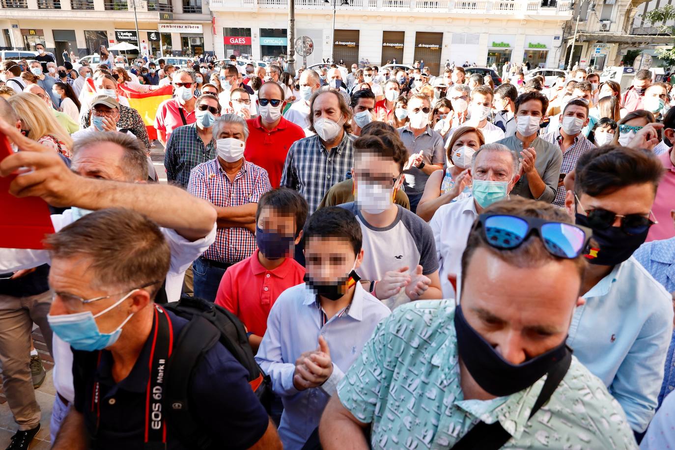 Varios centenares de personas se han concentrado esta tarde frente a la plaza de Toros, arropadas por toreros como Enrique Ponce, Vicente Barrera, El Soro, Román y Jesús Duque