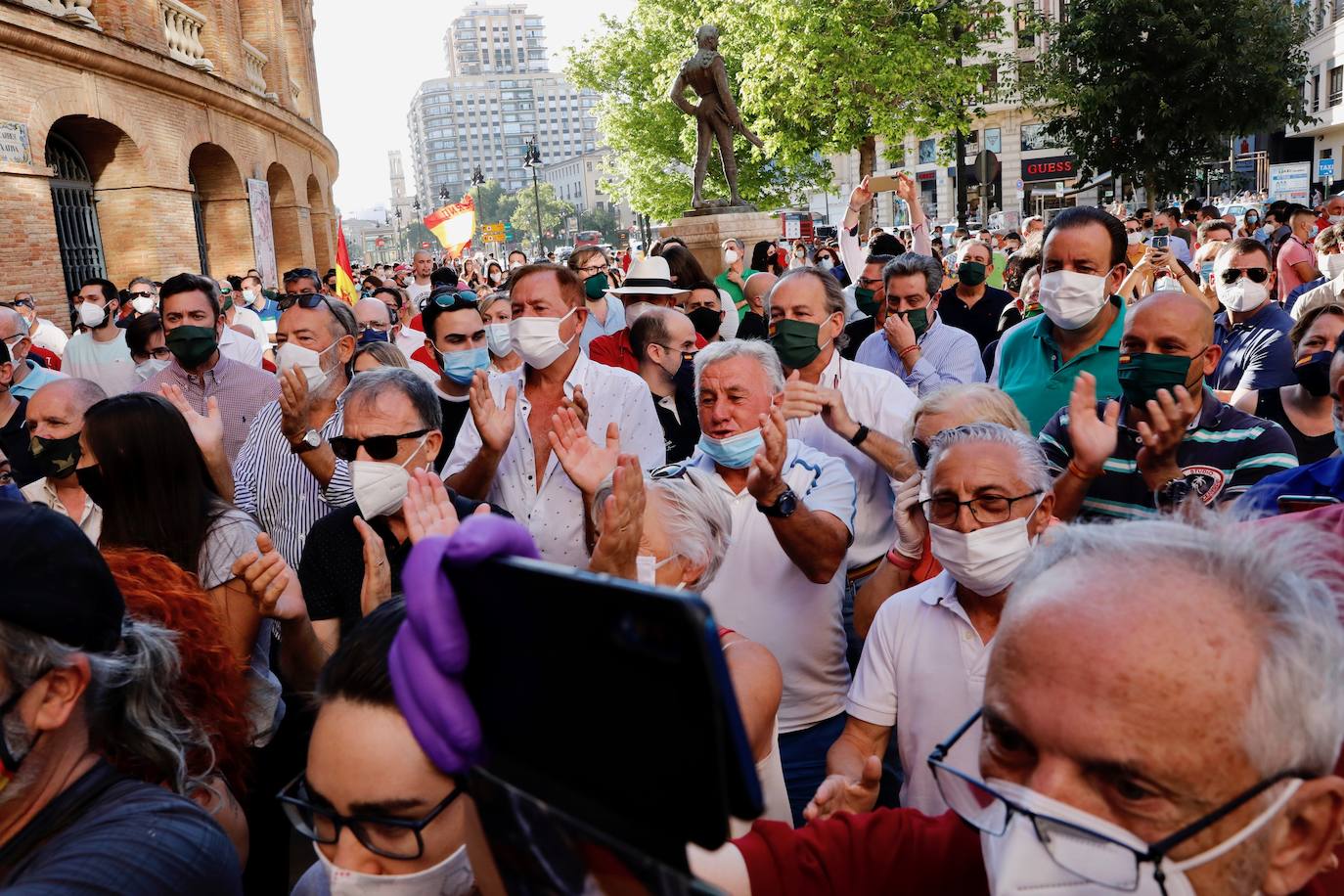 Varios centenares de personas se han concentrado esta tarde frente a la plaza de Toros, arropadas por toreros como Enrique Ponce, Vicente Barrera, El Soro, Román y Jesús Duque