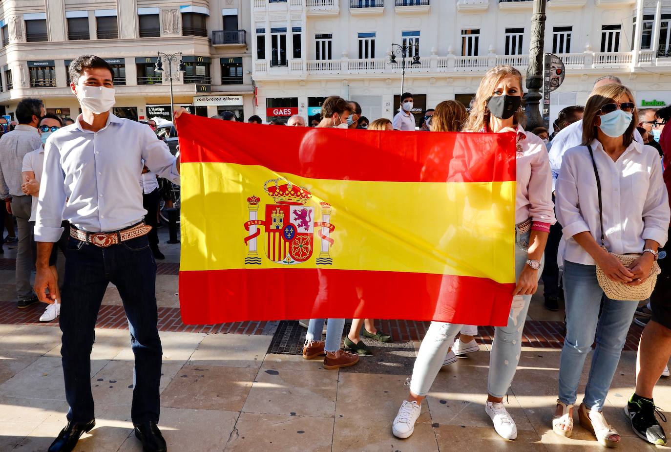 Varios centenares de personas se han concentrado esta tarde frente a la plaza de Toros, arropadas por toreros como Enrique Ponce, Vicente Barrera, El Soro, Román y Jesús Duque