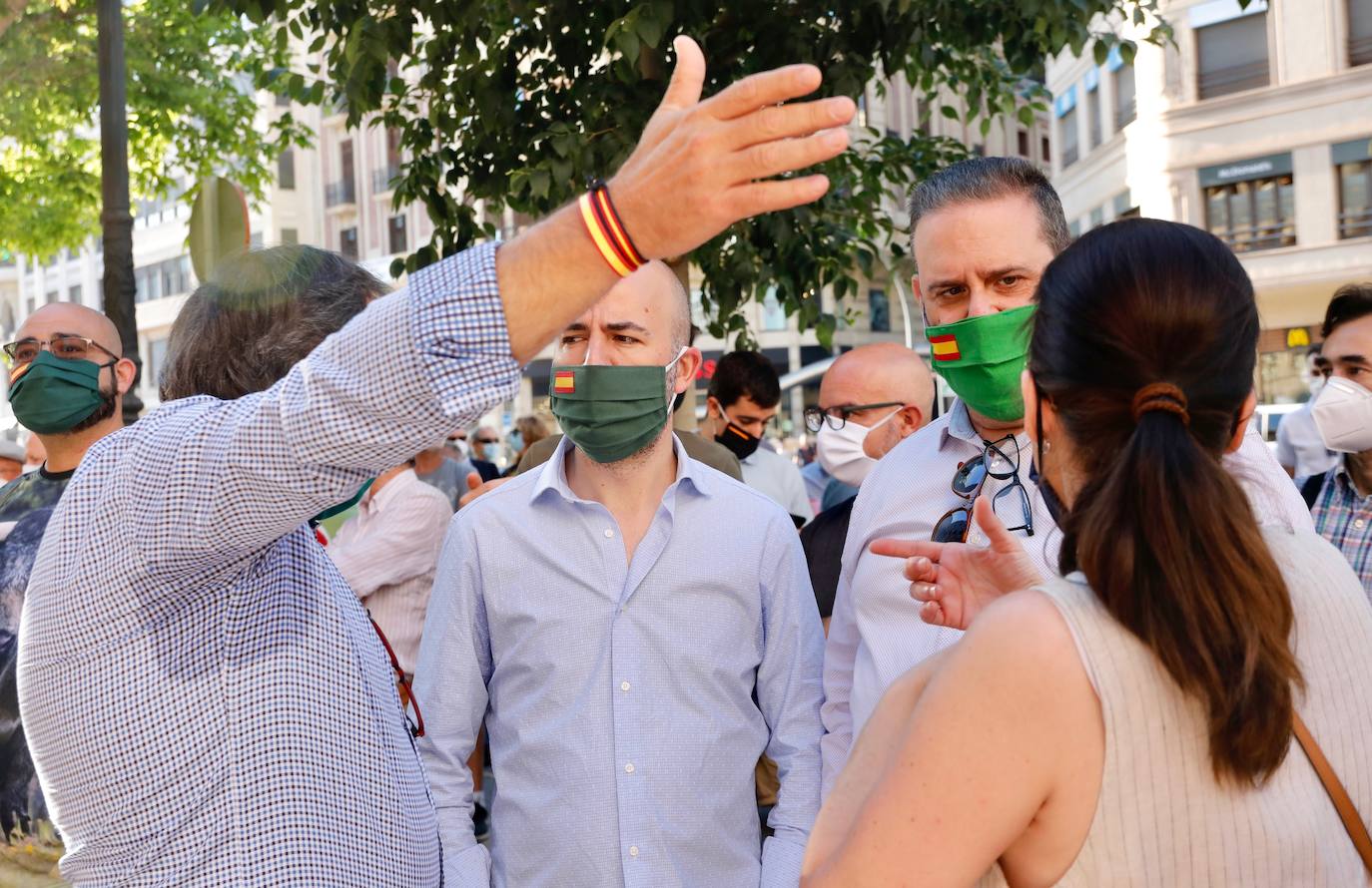 Varios centenares de personas se han concentrado esta tarde frente a la plaza de Toros, arropadas por toreros como Enrique Ponce, Vicente Barrera, El Soro, Román y Jesús Duque