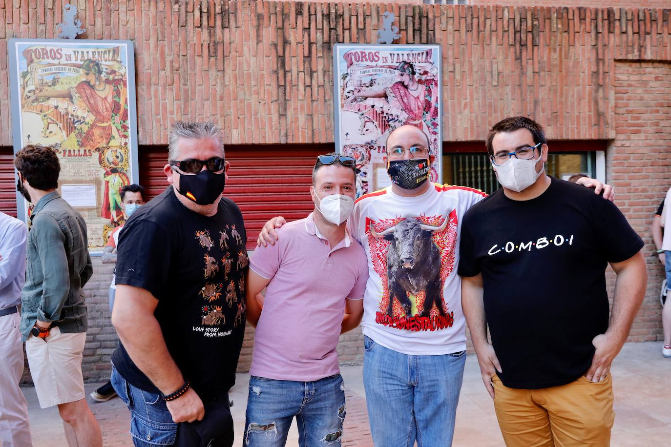 Varios centenares de personas se han concentrado esta tarde frente a la plaza de Toros, arropadas por toreros como Enrique Ponce, Vicente Barrera, El Soro, Román y Jesús Duque