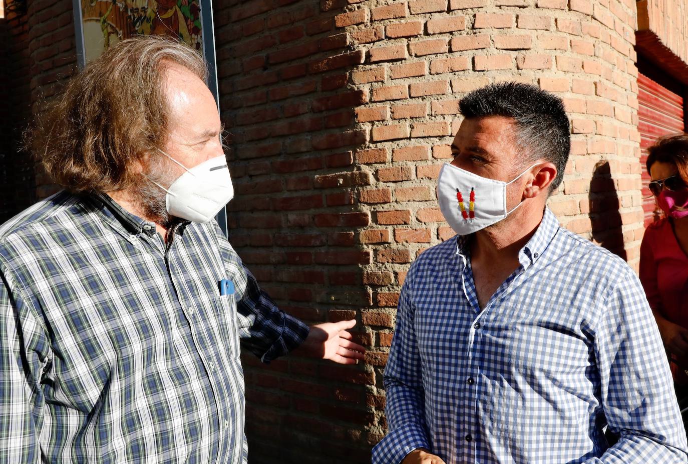 Varios centenares de personas se han concentrado esta tarde frente a la plaza de Toros, arropadas por toreros como Enrique Ponce, Vicente Barrera, El Soro, Román y Jesús Duque