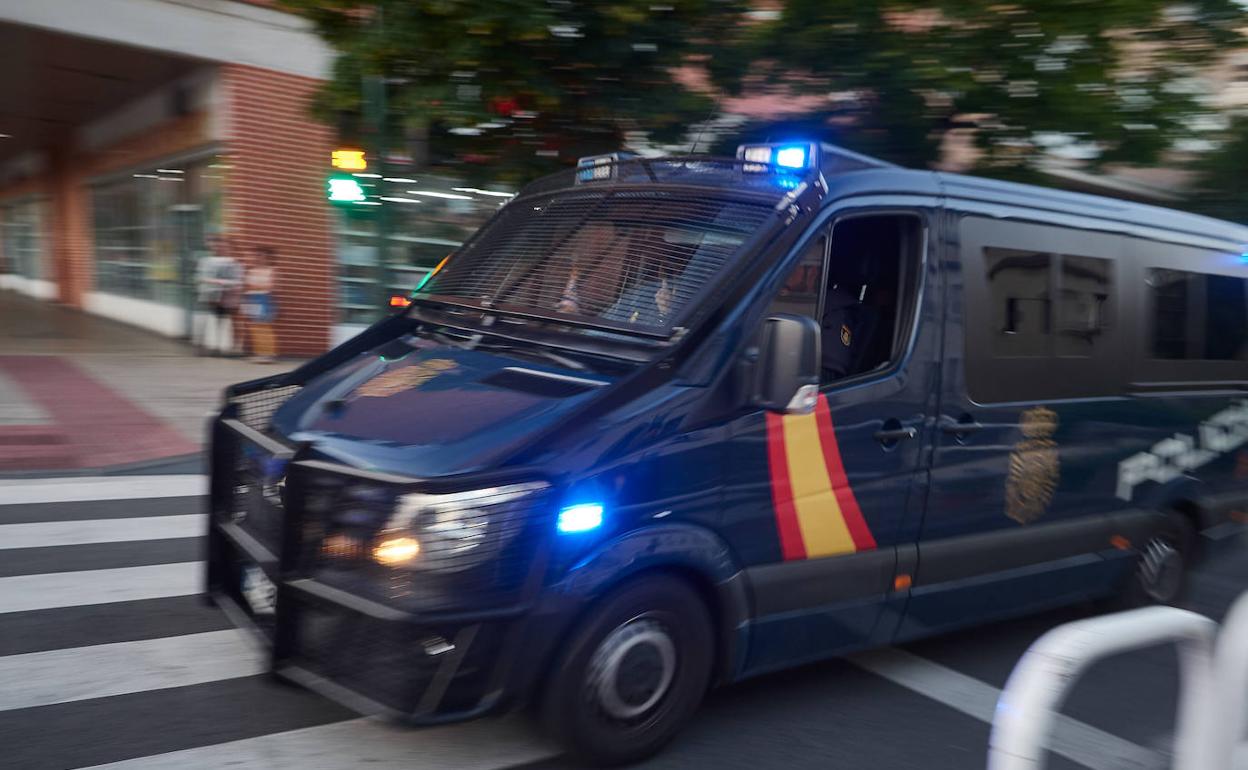 Detenido en Valencia tras amenazar a su padre con un martillo, lanzarse del coche policial y agredir a los agentes