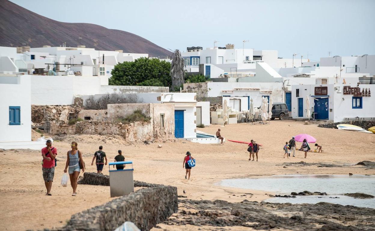 Turistas en la isla canaria de La Graciosa.