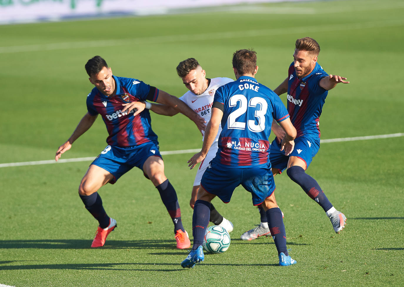 El Levante UD recibe al Sevilla FC, en el partido correspondiente a la jornada 29 de Liga, en el estadio Camilo Cano de La Nucía (Alicante).