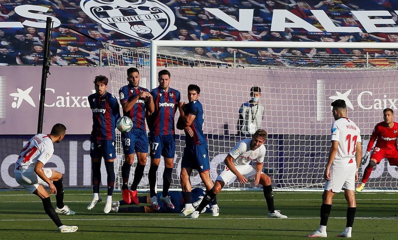 El Levante UD recibe al Sevilla FC, en el partido correspondiente a la jornada 29 de Liga, en el estadio Camilo Cano de La Nucía (Alicante).