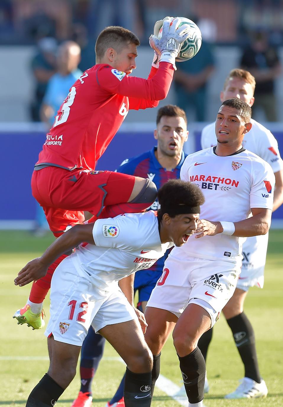 El Levante UD recibe al Sevilla FC, en el partido correspondiente a la jornada 29 de Liga, en el estadio Camilo Cano de La Nucía (Alicante).