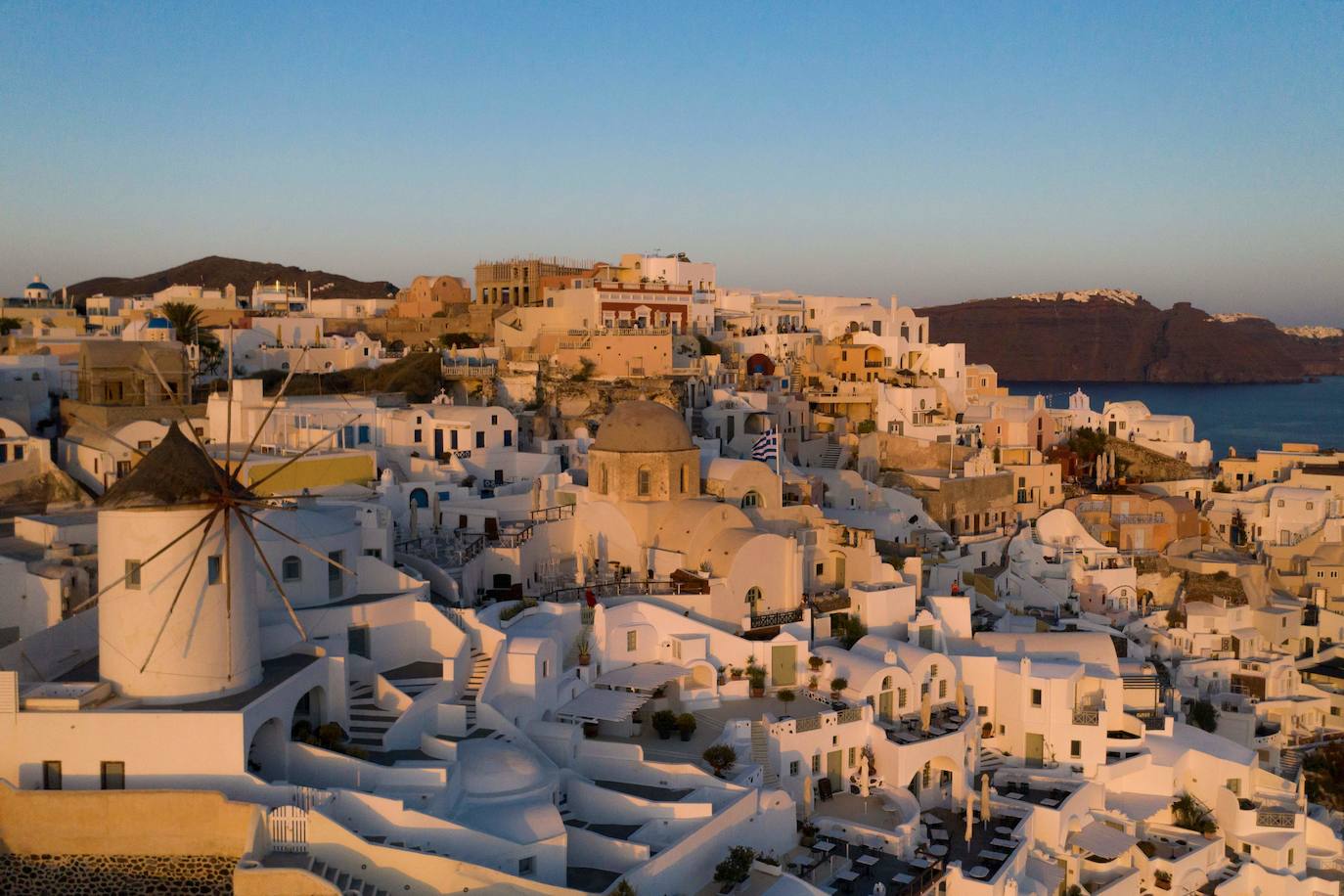 Santorini, una de las islas más turísticas de Grecia, espera la llegada de turistas dividida entre la impaciencia por recuperar su ajetreo y el miedo al nuevo  coronavirus , que hasta ahora le ha afectado.