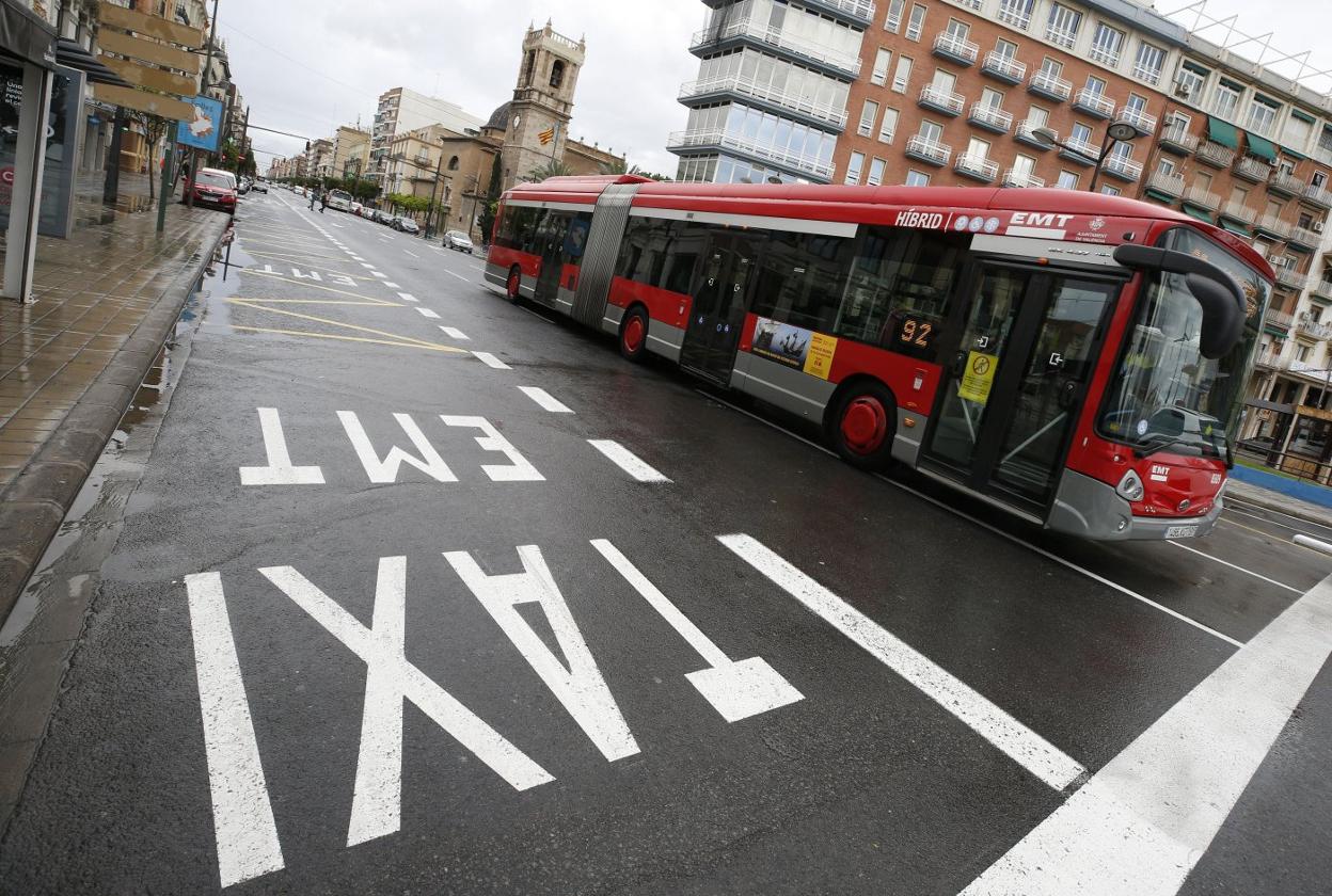 Un autobús de la EMT circula por Valencia. jesús signes