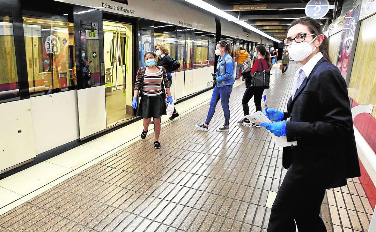 Personal de FGV controla el aforo en una estación de metro. 