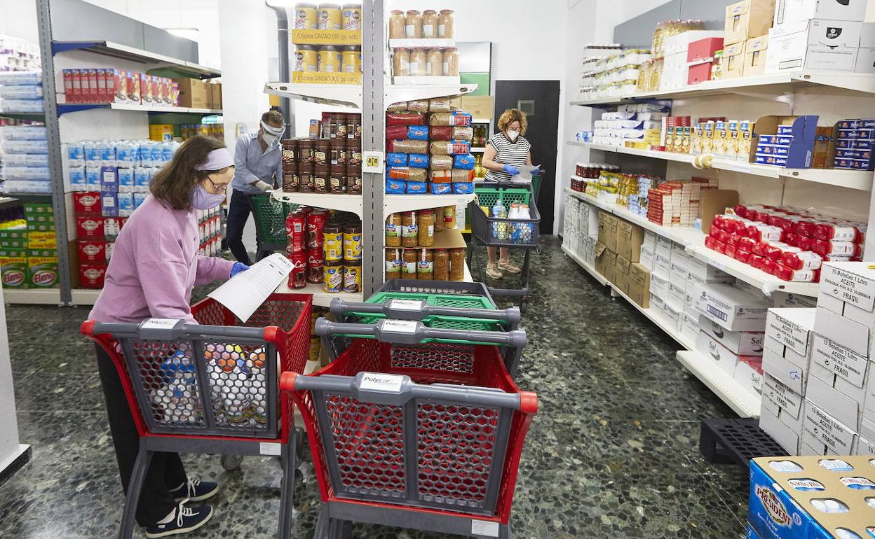 Reparto de alimentos de Cáritas.