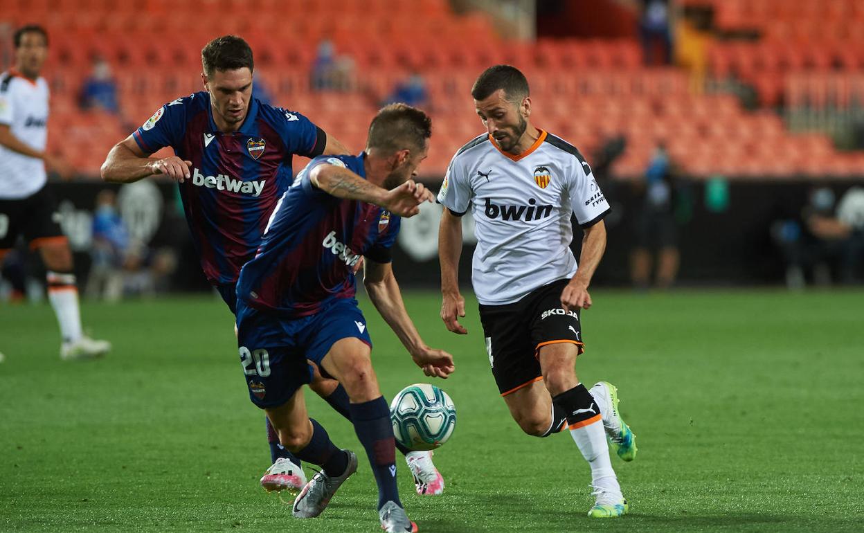 Gayà controla el balón ante Nikola Vukcevid en el partido del viernes en Mestalla. 