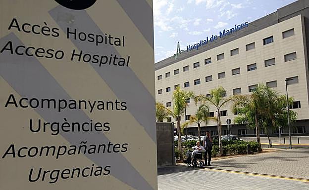 Tres heridos tras chocar un coche con la carga que ha caído de un camión en la A-7 en Alcàsser