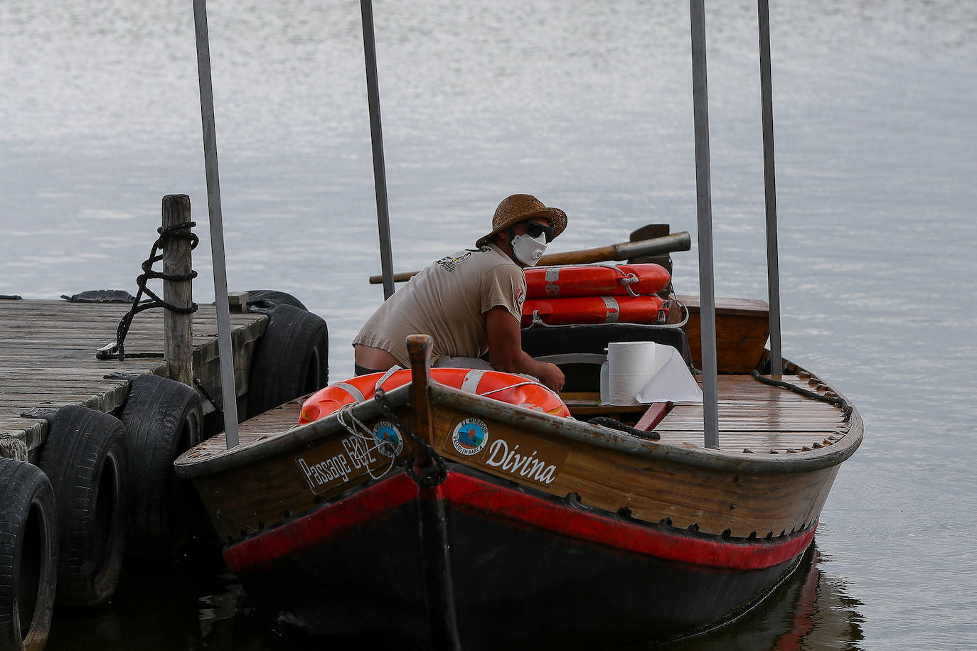 La nueva normalidad llega también al Parque Natural de La Albufera. las mascarillas son ya habituales en los tradicionales paseos en barca. 