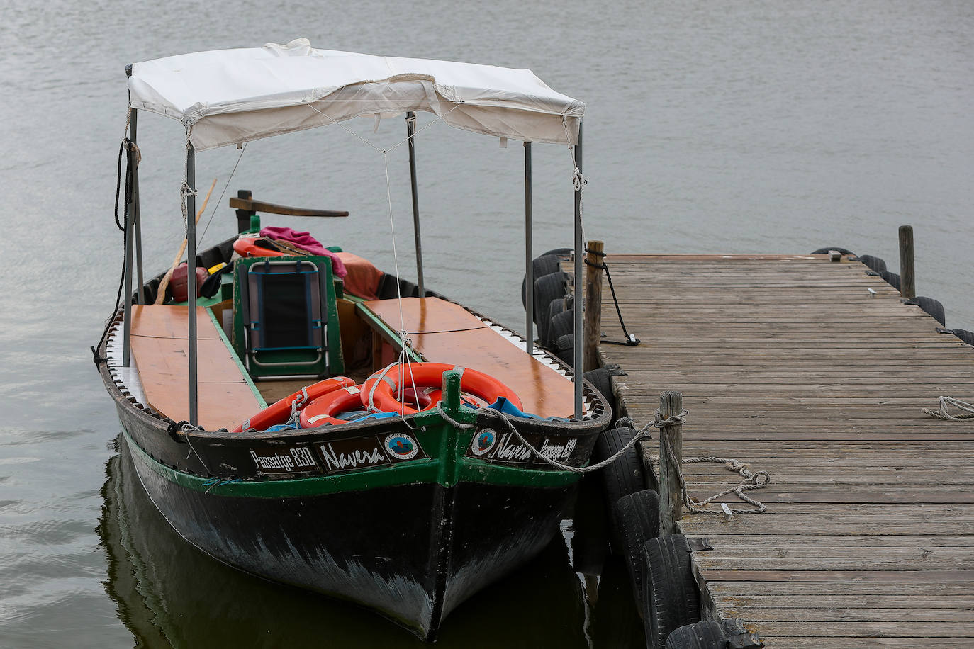 La nueva normalidad llega también al Parque Natural de La Albufera. las mascarillas son ya habituales en los tradicionales paseos en barca. 