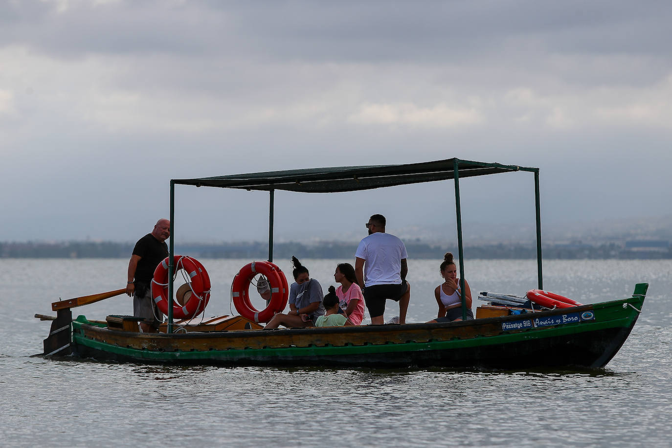 La nueva normalidad llega también al Parque Natural de La Albufera. las mascarillas son ya habituales en los tradicionales paseos en barca. 