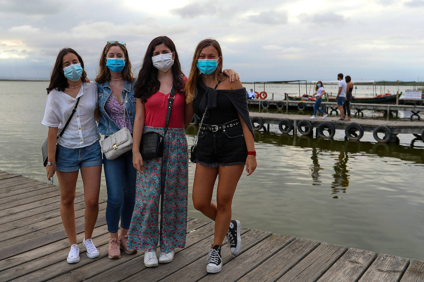 La nueva normalidad llega también al Parque Natural de La Albufera. las mascarillas son ya habituales en los tradicionales paseos en barca. 