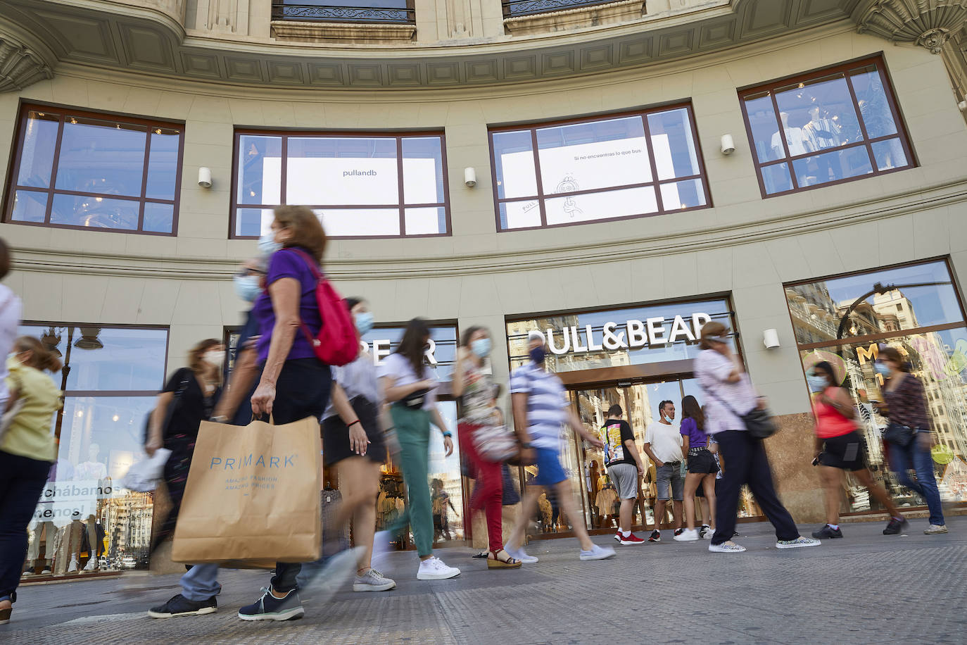 Los valencianos se han lanzado a comprar desde que la ciudad entrara en la fase 3, ya que desde este lunes pueden abrir con un 75% del aforo. 