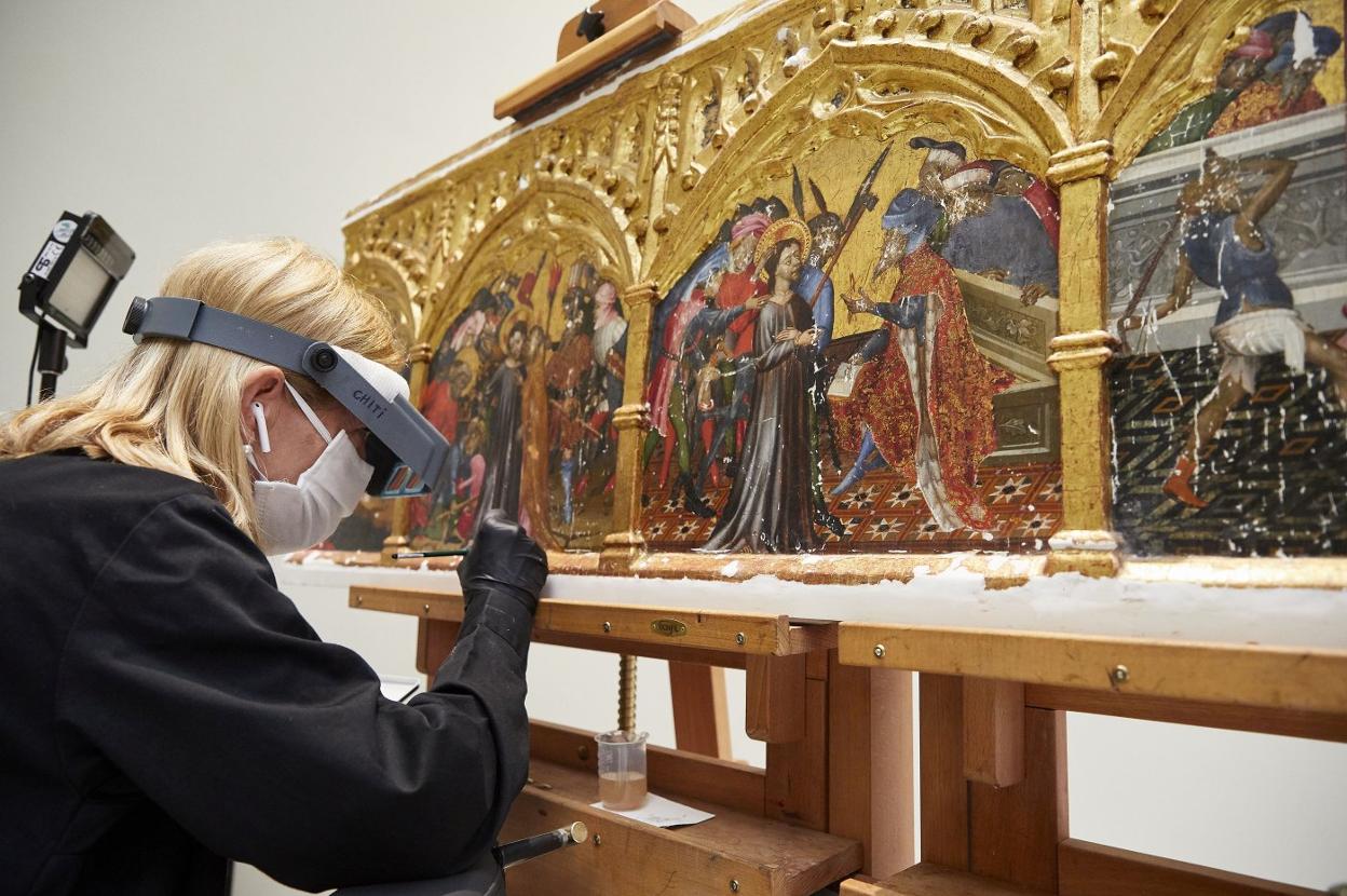 Una técnica de restauración trabaja sobre la predela, ayer, en el Museo de Bellas Artes. iván arlandis