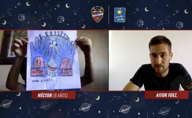 Héctor muestra a Aitor su dibujo durante la videoconferencia que han tenido. 