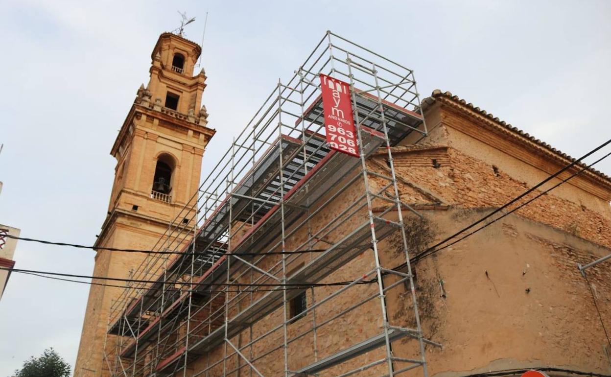 El andamio en la fachada de la iglesia Nuestra Señora de los Ángeles. 