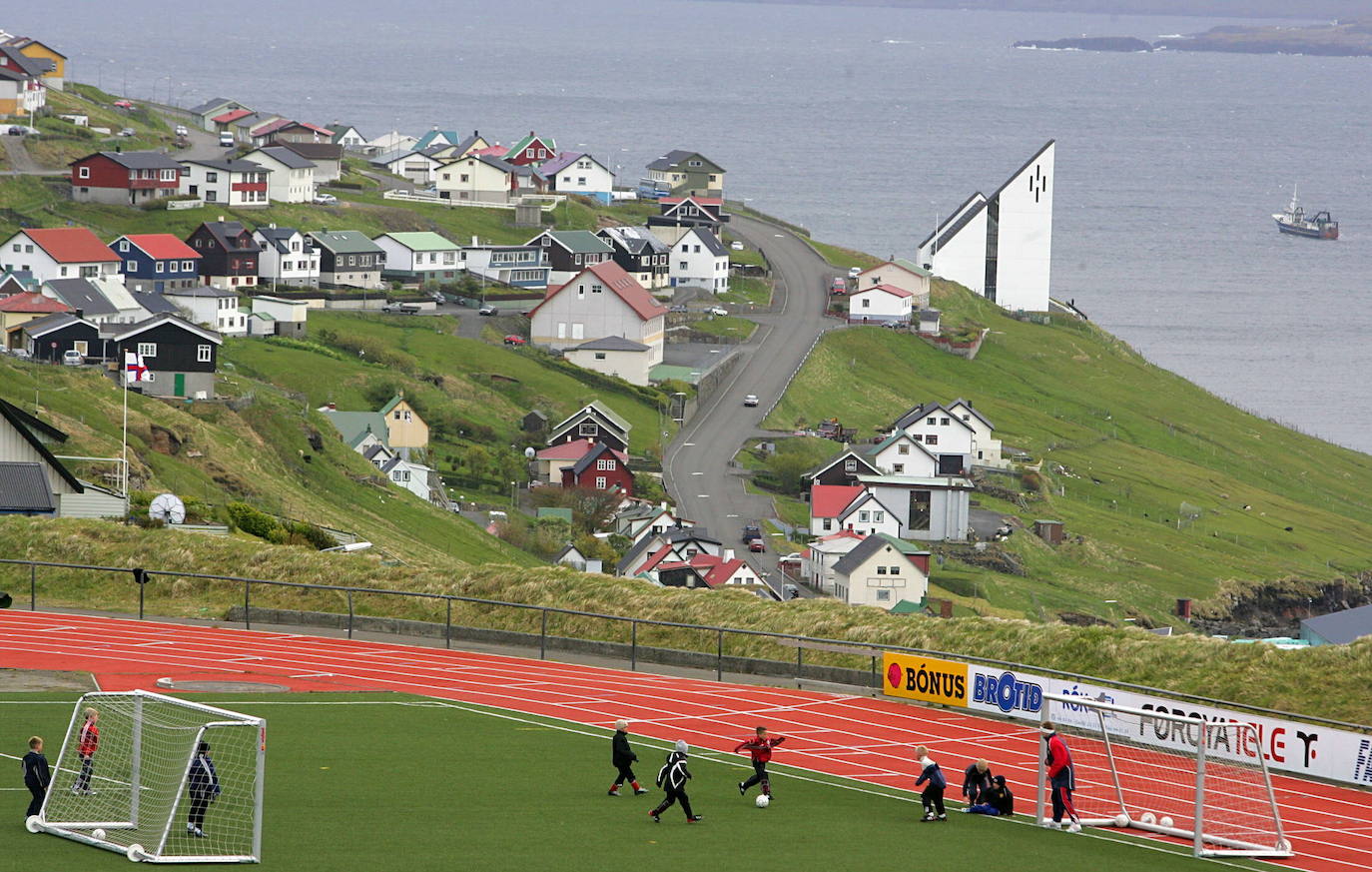 Las Islas Feroe son un destino muy diferente, Naturaleza en estado puro. Situadas al noreste de Escocia justo en el medio de Islandia y Noruega. Es un paraje verde de 1.399 kilómetros cuadrados (113 kilómetros de largo y 75 de ancho), húmedo (casi todo es costa ya que no hay ningún punto a más de 5 kilómetros del oceano) y en el que hay más ovejas (70.000 y para las que piden un especial cuidado a los turistas que viajen en sus propios coches) que habitantes (51.371), que viven en su mayoría de la pesca y la exportación de la misma. 