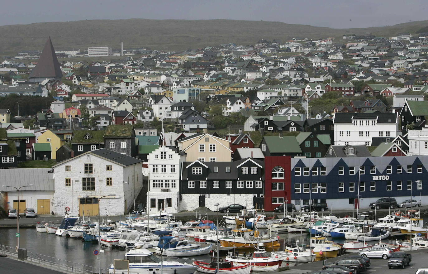 Las Islas Feroe son un destino muy diferente, Naturaleza en estado puro. Situadas al noreste de Escocia justo en el medio de Islandia y Noruega. Es un paraje verde de 1.399 kilómetros cuadrados (113 kilómetros de largo y 75 de ancho), húmedo (casi todo es costa ya que no hay ningún punto a más de 5 kilómetros del oceano) y en el que hay más ovejas (70.000 y para las que piden un especial cuidado a los turistas que viajen en sus propios coches) que habitantes (51.371), que viven en su mayoría de la pesca y la exportación de la misma. 