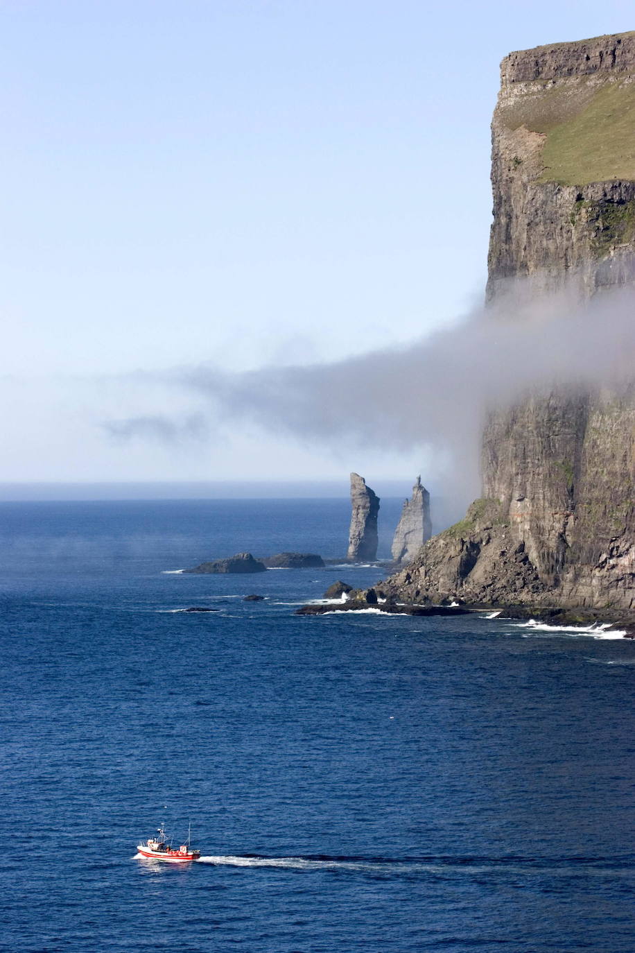 Las Islas Feroe son un destino muy diferente, Naturaleza en estado puro. Situadas al noreste de Escocia justo en el medio de Islandia y Noruega. Es un paraje verde de 1.399 kilómetros cuadrados (113 kilómetros de largo y 75 de ancho), húmedo (casi todo es costa ya que no hay ningún punto a más de 5 kilómetros del oceano) y en el que hay más ovejas (70.000 y para las que piden un especial cuidado a los turistas que viajen en sus propios coches) que habitantes (51.371), que viven en su mayoría de la pesca y la exportación de la misma. 