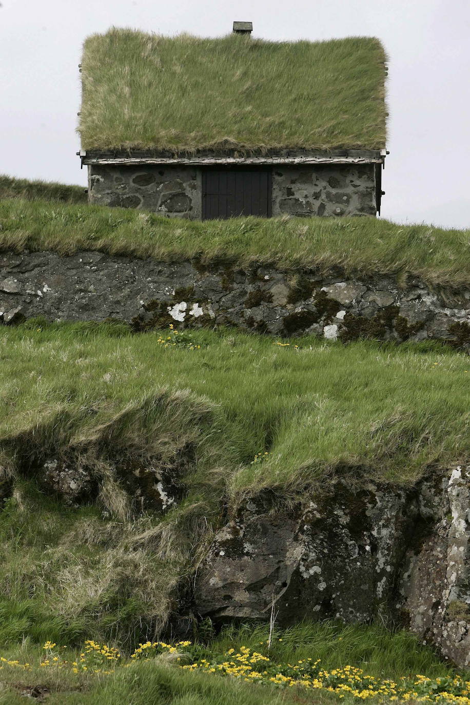 Las Islas Feroe son un destino muy diferente, Naturaleza en estado puro. Situadas al noreste de Escocia justo en el medio de Islandia y Noruega. Es un paraje verde de 1.399 kilómetros cuadrados (113 kilómetros de largo y 75 de ancho), húmedo (casi todo es costa ya que no hay ningún punto a más de 5 kilómetros del oceano) y en el que hay más ovejas (70.000 y para las que piden un especial cuidado a los turistas que viajen en sus propios coches) que habitantes (51.371), que viven en su mayoría de la pesca y la exportación de la misma. 