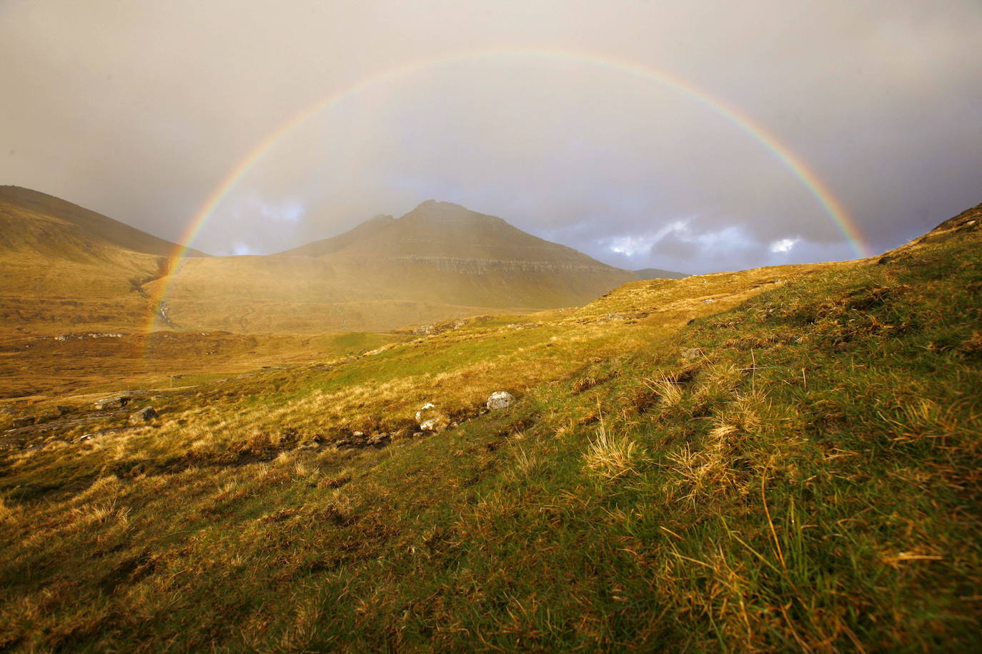 Las Islas Feroe son un destino muy diferente, Naturaleza en estado puro. Situadas al noreste de Escocia justo en el medio de Islandia y Noruega. Es un paraje verde de 1.399 kilómetros cuadrados (113 kilómetros de largo y 75 de ancho), húmedo (casi todo es costa ya que no hay ningún punto a más de 5 kilómetros del oceano) y en el que hay más ovejas (70.000 y para las que piden un especial cuidado a los turistas que viajen en sus propios coches) que habitantes (51.371), que viven en su mayoría de la pesca y la exportación de la misma. 