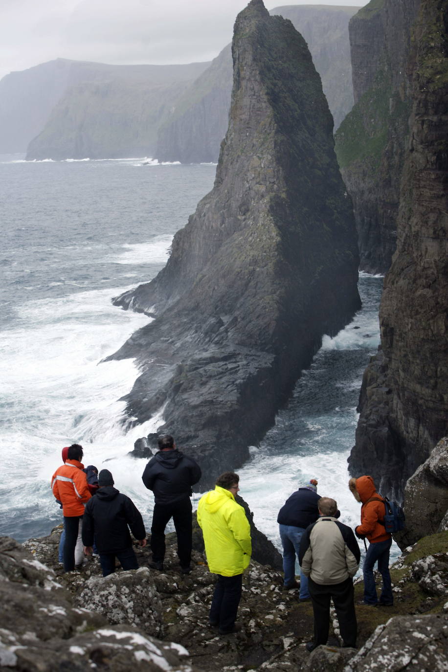 Las Islas Feroe son un destino muy diferente, Naturaleza en estado puro. Situadas al noreste de Escocia justo en el medio de Islandia y Noruega. Es un paraje verde de 1.399 kilómetros cuadrados (113 kilómetros de largo y 75 de ancho), húmedo (casi todo es costa ya que no hay ningún punto a más de 5 kilómetros del oceano) y en el que hay más ovejas (70.000 y para las que piden un especial cuidado a los turistas que viajen en sus propios coches) que habitantes (51.371), que viven en su mayoría de la pesca y la exportación de la misma. 